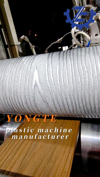Пластиковая механизм Yongte расширяет индустрию пола-пластикового покрытия древесины и глубоко выращивает европейский и американский рынок охраны окружающей среды.