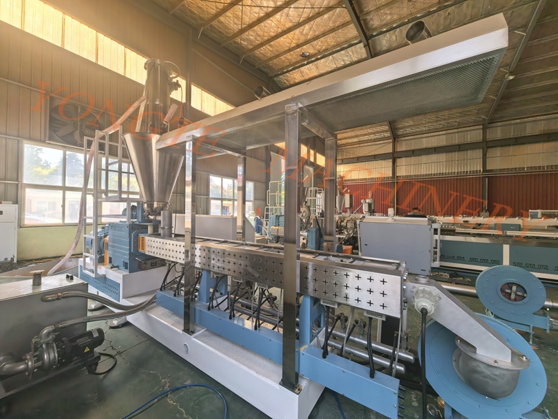 Qingdao Yongte Plastic Machinery's Wood Plastic Plateletizing Prodeletizing Production Line Успешно завершенная пробная работа