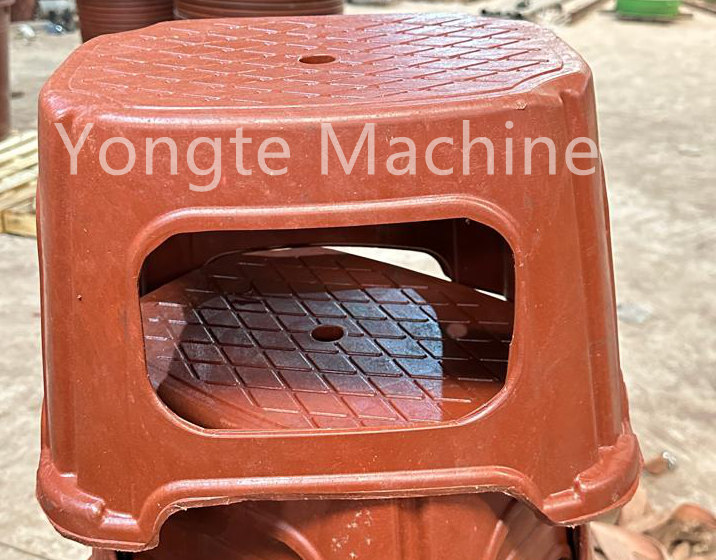 Машина для пластиковой экструзии и формования Yongte устанавливается на фабрике клиента в Африке для утилизации пластиковой пленки в пластиковые ведра, пластиковые бассейны и пластиковые стулья.