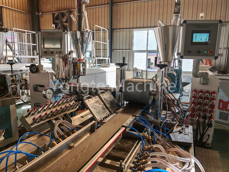 Yongte WPC Decking Extrusion Machine успешно протестирована и проверена перед доставкой