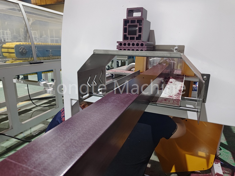 Пластиковые отходы в Африке трудно утилизировать, но линия по производству древесно-пластиковых колонн Yongte предлагает прорыв.