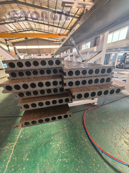 Yongte Plastic Machinery завершает модернизацию своей онлайн-линии по производству 3D-тисненых древесно-пластиковых напольных покрытий, подчеркивая ее преимущества как альтернативы массивной древесине