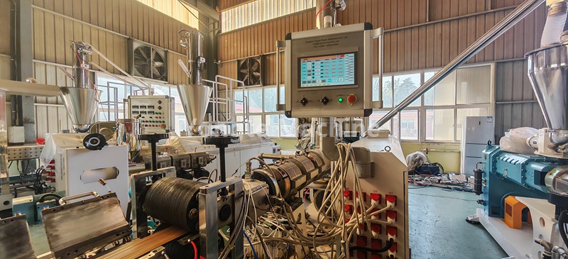 Профильная машина WPC протестирована для клиента из Южной Африки