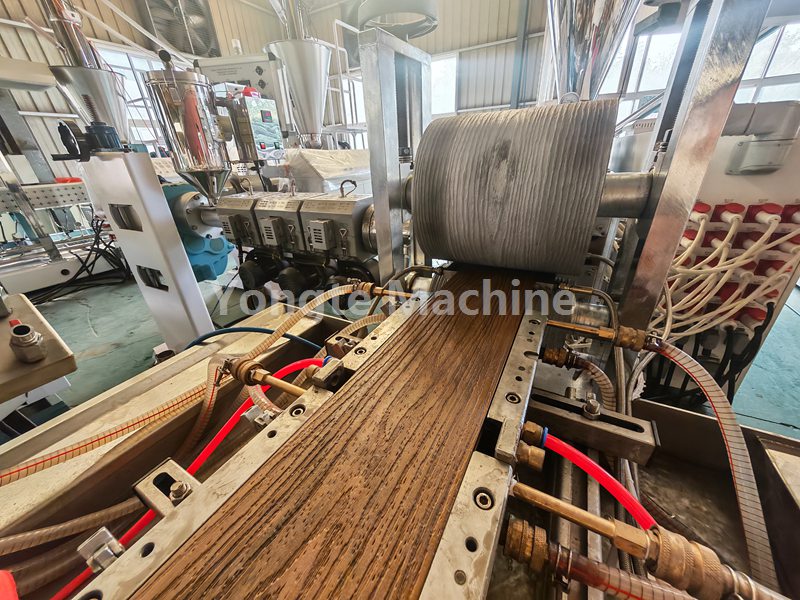 Линия коэкструзии террасных досок Yongte из ДПК с онлайн-оборудованием для 3D-тиснения успешно прошла испытания