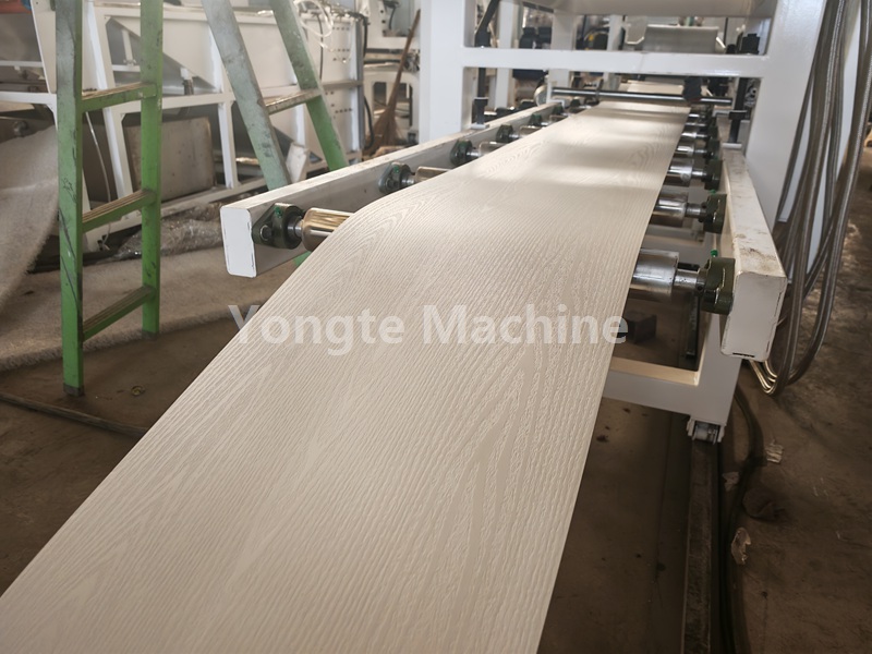 Машина для пола LVT успешно прошла испытания