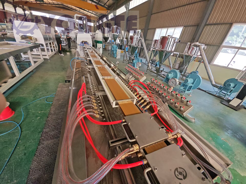 Yongte Plastics Machinery: изготовление напольных покрытий из древесно-пластикового композита (ДПК) в салоне автомобиля «без забот»