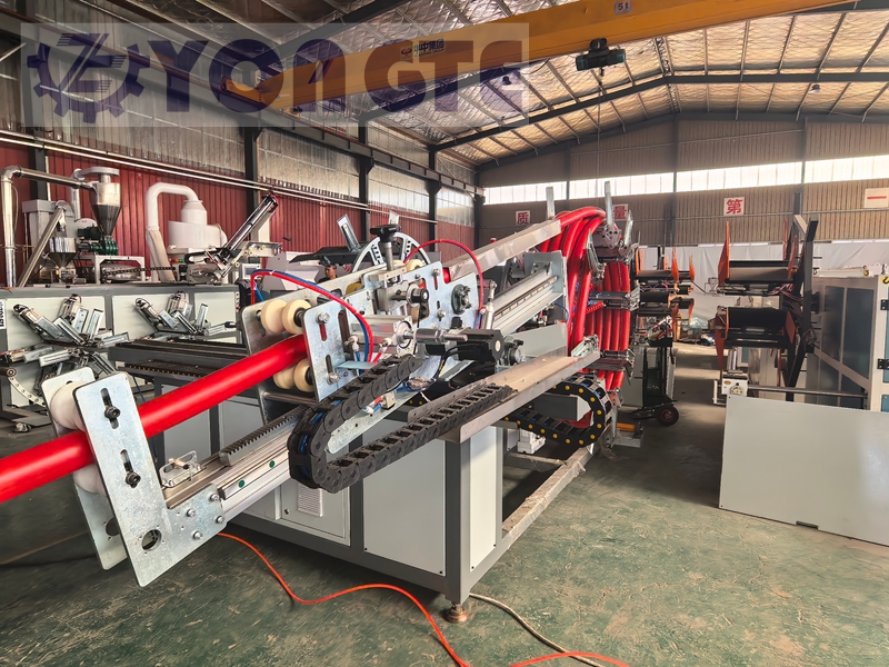 Намоточная машина собственной разработки компании Yongte Plastics Machinery решает проблему намотки полиэтиленовых труб большого диаметра.